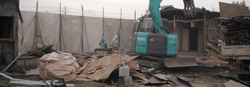 埼玉県松伏市50坪の家屋の木造解体工事です。カーポートや物置の撤去・庭の整地も含め、約2週間の工期でした